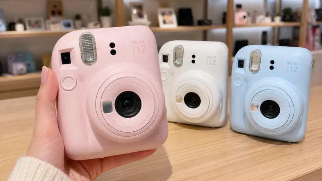 Câmera Instax Mini 12: quando cor, selfie e close-up pesam na escolha